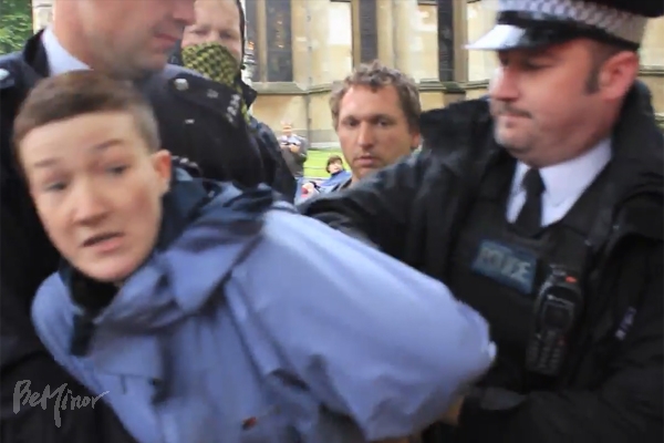 ▲한 참가자를 연행해 가려는 영국 경찰들 (유튜브 영상 캡처 ⓒDPAC)