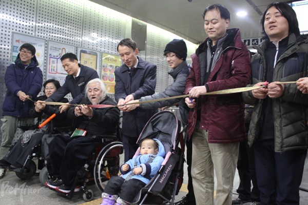 ▲엘리베이터 설치를 축하하며 동대문역사문화공원역장을 비롯해 다양한 인사들이 테이프 커팅식을 하는 모습