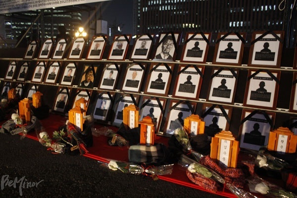 홈리스들의 영정. 많은 이들이 영정 사진을 남기지 못해 이름만 새긴 위패만 있다. 