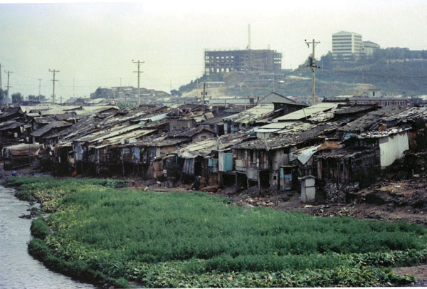 1960년대 말 청계천변에 판잣집들이 늘어선 모습 ⓒ노무라 모토유키