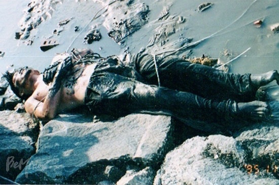 1995년 11월 인천 아암도에서 노점상 강제 철거에 반대하던 이덕인 씨가 근처 바다에서 죽은 채 발견된 모습. ⓒ장애해방열사_단