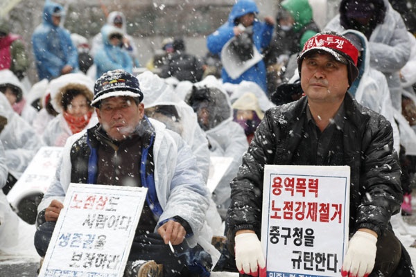 2013년 노점 강제 철거에 항의하는 노점상들이 중구청에서 집회를 진행하는 모습 ⓒ최인기