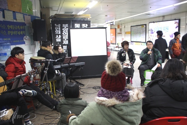 '바다에서 온 편지' 상영 이후 참석자들과 유경근 416 가족협의회 집행위원장이 대화를 나누는 모습.