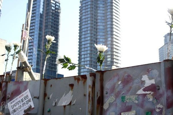 용산참사 현장 입구에 헌화된 국화