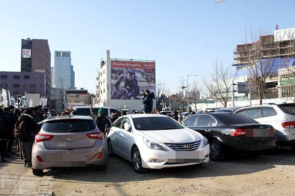 대책 마련을 촉구하는 철거민들을 무리하게 진압하는 과정에서 여섯 명이 사망한 용산참사 현장은 공터였다가 현재 주차장으로 활용되고 있다.
