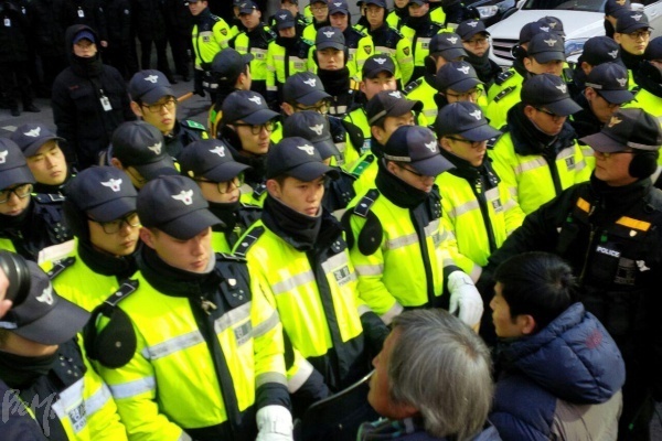 '김석기 공천을 반대하는 유가족과 용산추모위 입장서'를 새누리당에 전달하기 위해 당사로 들어가는 사람들을 경찰이 막아섰다.