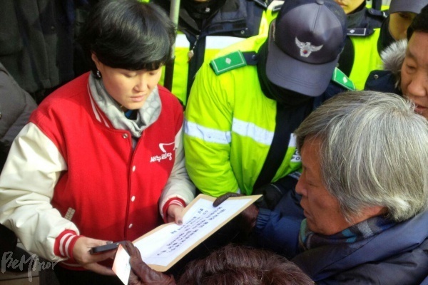 입장서를 받기 위해 새누리당 관계자가 당사 밖으로 나온 모습.