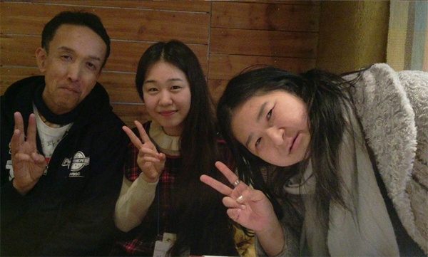 한국어 공부에 열중인 베짜는 마코토 씨와 베델의 집 포토제닉 유미코 씨