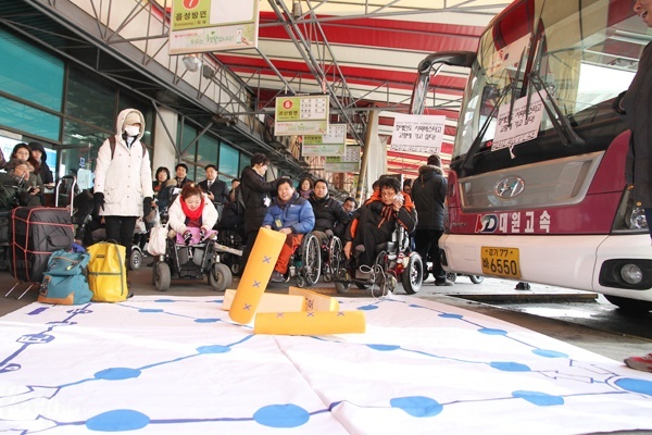 5일 동서울터미널에서 150여 명의 장애인들이 고향 갈 버스를 탑승하려 했으나 결국 타지 못했다. 승차장 앞에서 윷놀이를 하는 모습.