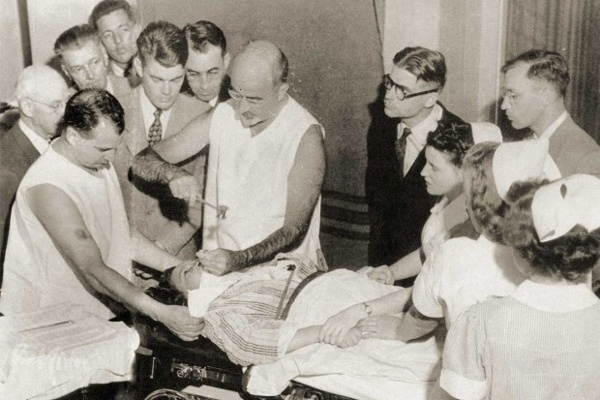 1950~70년대 정신질환 치료를 이유로 시행된 전두엽 절제술. 정신병원의 질서에 반항한 맥머피가 나중에 받게 되는 수술이기도 하다.