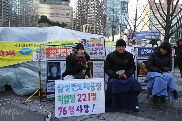 강남역 8번 출구, 삼성전자 직업병 피해자들에 대한 사과와 보상을 요구하는 반올림 농성장에서는 매일 같이 삼성을 규탄하는 이어말하기가 진행된다.