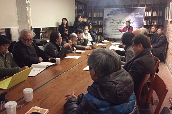 17일 정동 프란치스코 회관에서 강정국제평화영화제 개최 기자 간담회에 참석한 사람들의 모습 