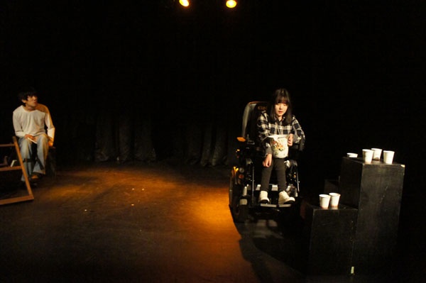 '건드리지 마세요'. 옥상에 올라와 있는 은수와 서은. ⓒ극단 '애인'