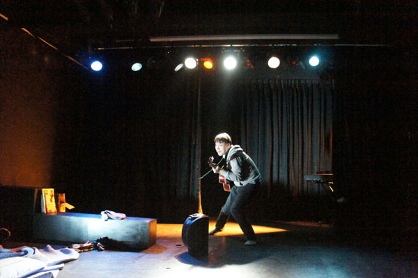 '소리전쟁'. 하남은 아침마다 피아노를 시끄럽게 쳐대는 미현에게 복수하기 위해 밤마다 기타를 친다. ⓒ극단 '애인'