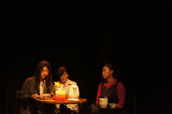 '기억이란 사랑보다'. 영숙, 준민, 수영이 도장가게에 둘러앉아 있다. 세 사람은 서로의 아픔을 들여다보고, 이를 통해 자신의 아픔도 돌아본다. ⓒ극단 '애인'