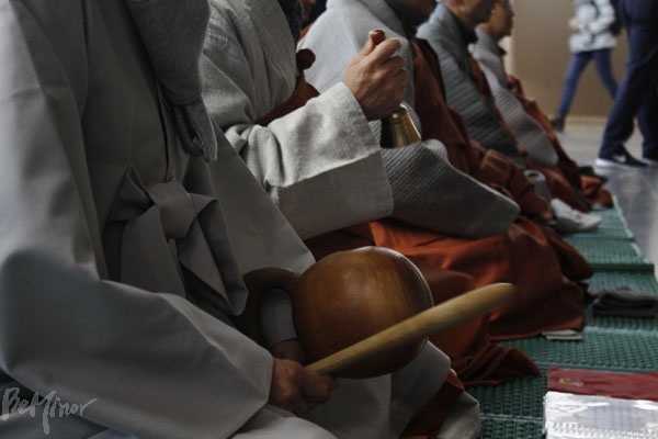 가난한 이들의 죽음을 위무하고 빈곤문제를 해결하고자 대한조계종사회노동위원회가 26일 광화문 해치마당에서 빈민·장애계와 송파 세 모녀 2주기 추모제를 열었다. 이날 해치마당엔 극락왕생을 기도하는 목소리가 공간을 가득 채웠다.