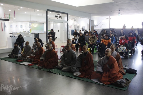 이날 추모제에 참석한 사람들의 모습