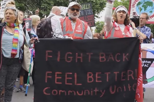 영국 정부의 장애인 연금 축소에 항의하며 거리 시위를 하는 사람들. "The Cuts are Killing" 유튜브 화면 갈무리. 영상 주소: https://www.youtube.com/watch?v=_HxyKTe08MY