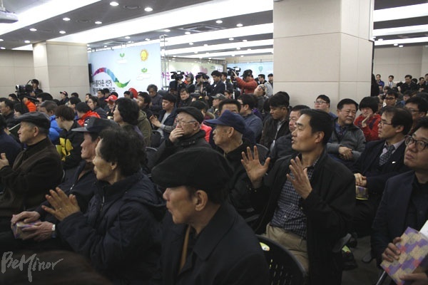 선관위 모의 투표 체험행사가 열린 이룸홀을 가득 채운 참석자들과 취재진들.