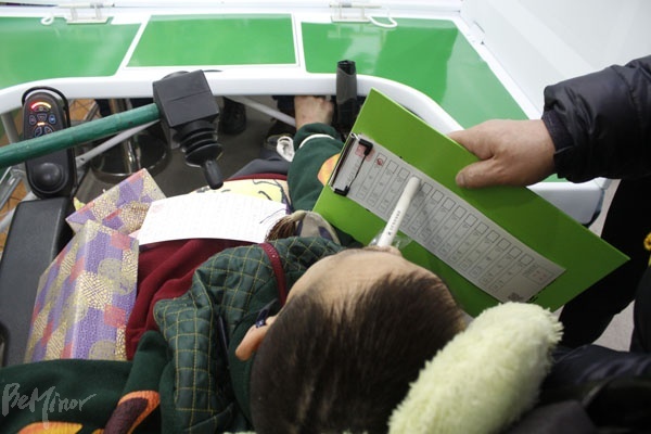 마우스형 기표 용구를 사용하는 모습. 기표대가 앞으로 기울어지기는 하지만 기표대 자체가 낮아 혼자서는 사용할 수 없다. 기표 용구를 사용하더라도 타인의 보조가 있어야 기표가 가능하다. 