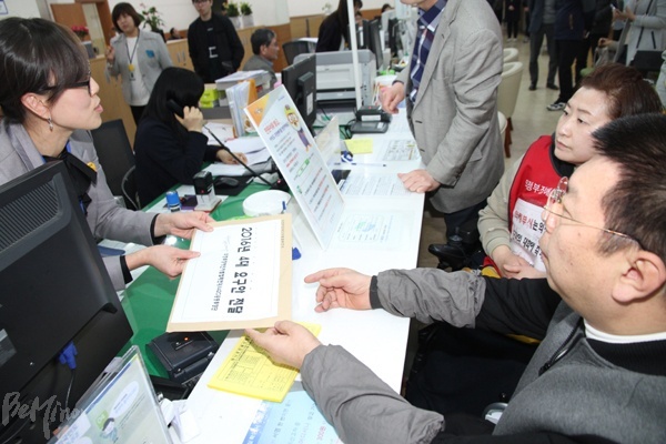 기자회견 후 의정부420공투단이 의정부시청 민원실에 요구안을 전달하고 있다.