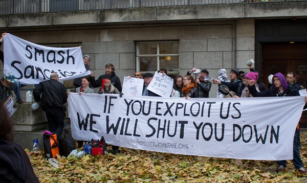 노동연계복지 정책에 반대하는 시위대의 모습 (출처: flickr.com)