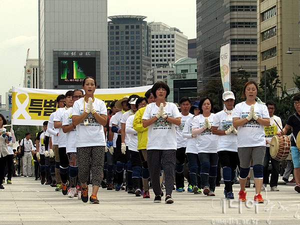세월호 참사 진상규명을 요구하는 유가족의 삼보일배 행진 ⓒ미디어충청