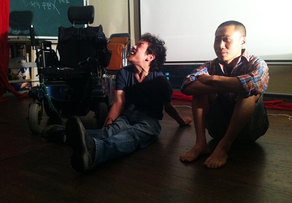 2012년 7월 노들 인문학 세미나 쫑파티에서 연극 공연을 하고 있는 김호식 씨(왼쪽)와 노규호 씨(오른쪽) ⓒ노들장애인야학