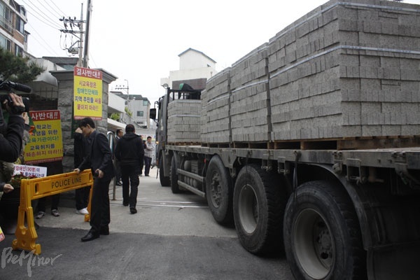공사 차량은 네 차례의 진입 시도 끝에 5시 10분경 교내로 진입했다.