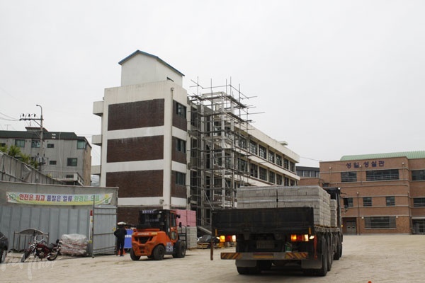 20일 오후 5시 10분, 공사 차량과 자재가 반입되면서 커리어월드 공사가 재개됐다. 공사 차량이 벽돌 등 자재를 실어나르는 모습.