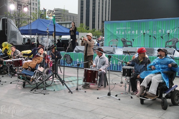 개막식 공연중인 '노들음악대'