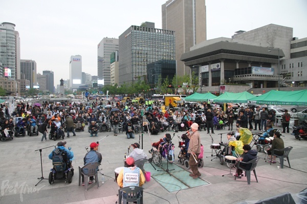 영화제 개막식에 참가한 사람들