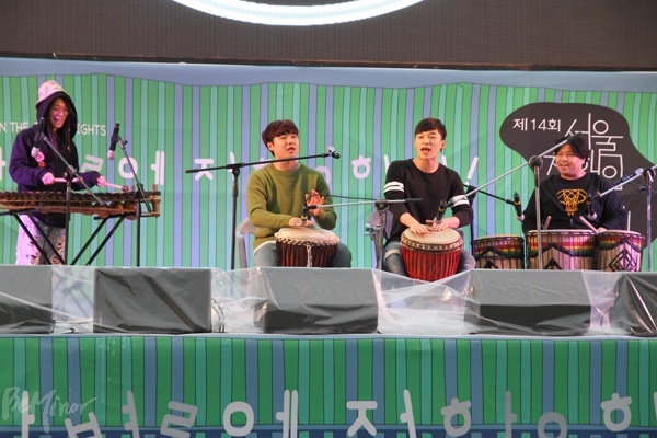 아프리카 타악 음악 공연팀 '아토'가 개막식 축하 공연을 하고 있다.