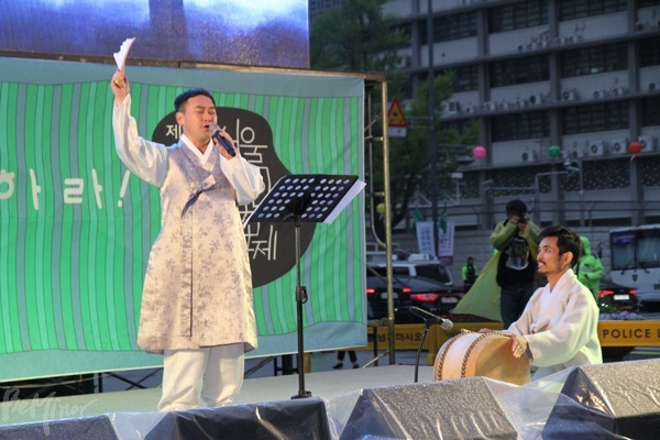 영화제에서 상영할 영화들을 판소리로 소개하는 특별한 시간이 있었다.