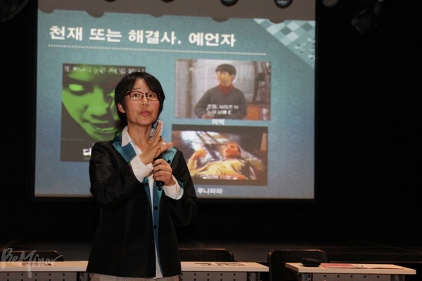 14회 서울장애인인권영화제에서 '장애 코드로 영화 읽기' 코너를 진행하고 있는 류미례 감독.