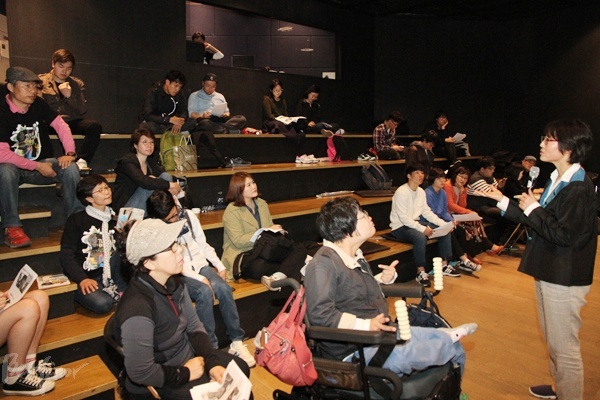 류 감독(오른쪽)과 참가자들이 영화의 장애 코드에 대해 토의하는 모습.