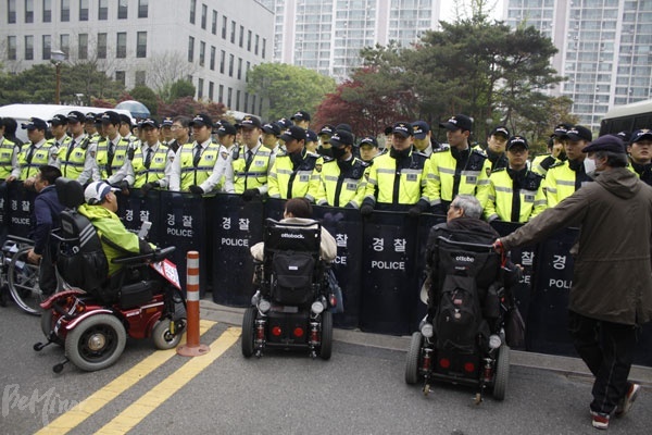 검찰 면담을 요구하며 검찰청에 들어가려는 사람들을 경찰이 막고 있다.
