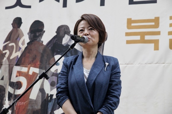 2015년 6월 국회에서 열린 책 『숫자가 된 사람들』 북콘서트에 참여한 진선미 의원
