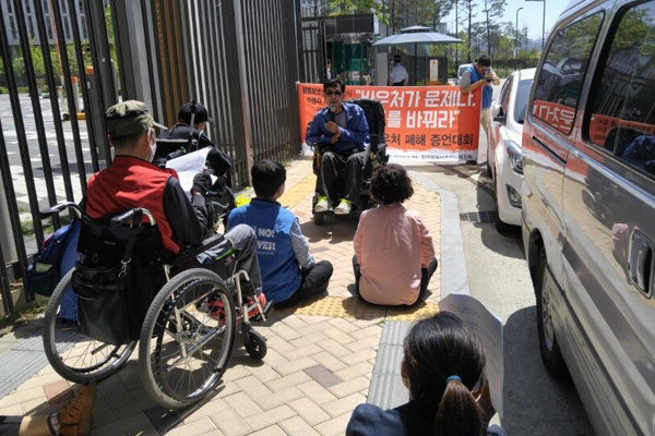 전국활동보조인노동조합이 12일 정부세종청사 복지부 앞에서 진행한 바우처 폐해 증언대회. ⓒ전국활동보조인노동조합