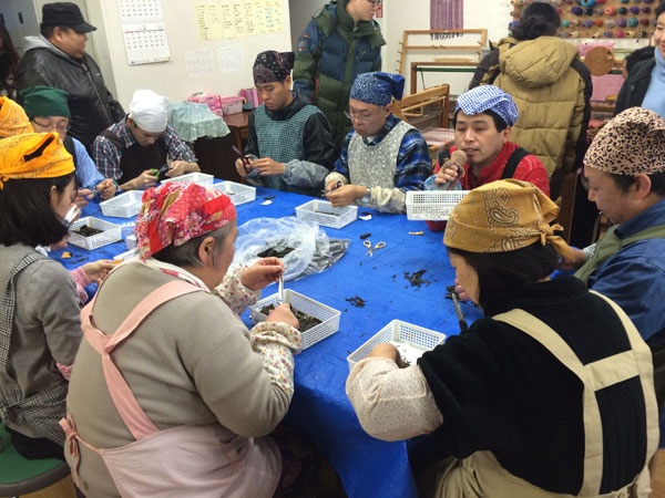 일본 베델의 집 모습. 판매할 다시마를 작업 중인 사람들 (사진 제공 : 한울주거생활지원센터)