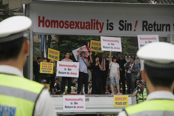 시청광장 동쪽 맞은편 인도 재능교육 건물 앞에서 보수 기독교 단체 회원들이 집회하는 모습.