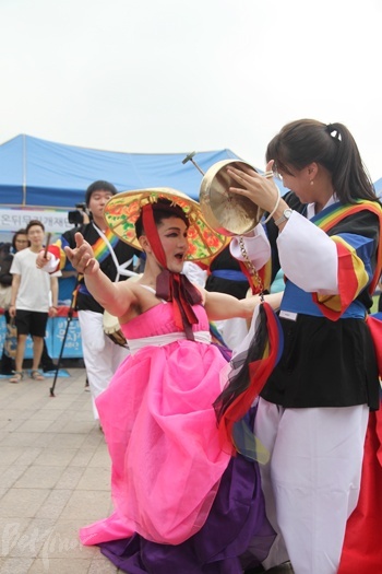 부스 행사 중 풍물패가 공연하는 모습.