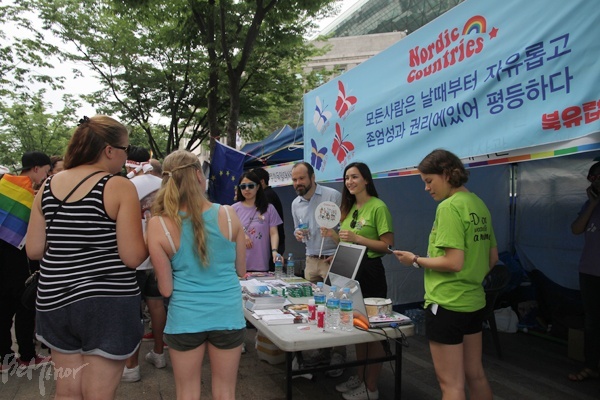 스웨덴 등 북유럽 국가 대사관에서 보편적 인권을 홍보하는 부스를 차렸다.
