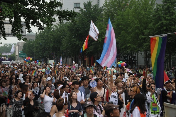 행진 참가자들이 시청 앞 도로를 메우고 있다.