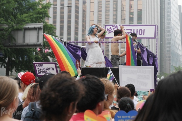 한국게이인권운동단체 친구사이의 트럭 위에서 사람들이 몸을 흔들고 있다.