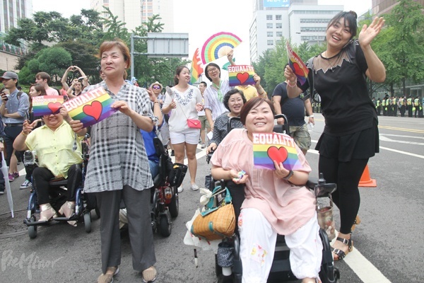 퀴어문화축제 행진에 참가한 장애인단체 활동가들.