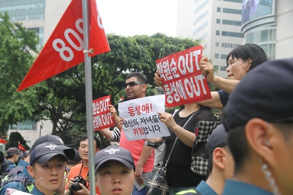 보수 기독교 단체 회원이 행진 구간을 바라보며 피켓을 든 모습.