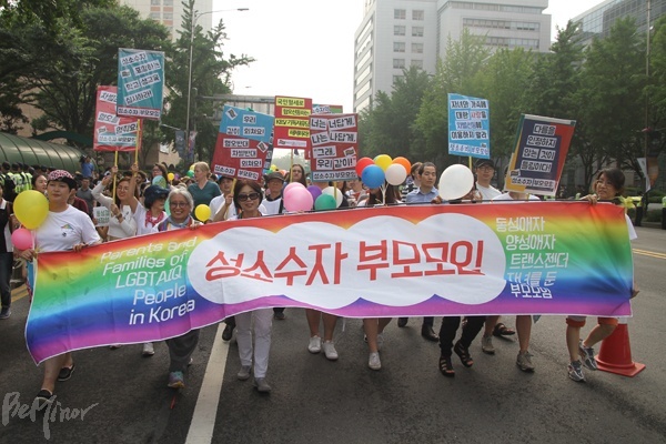 성소수자를 자녀로 둔 참가자들이 성소수자 혐오를 반대하는 피켓을 들고 행진하는 모습.
