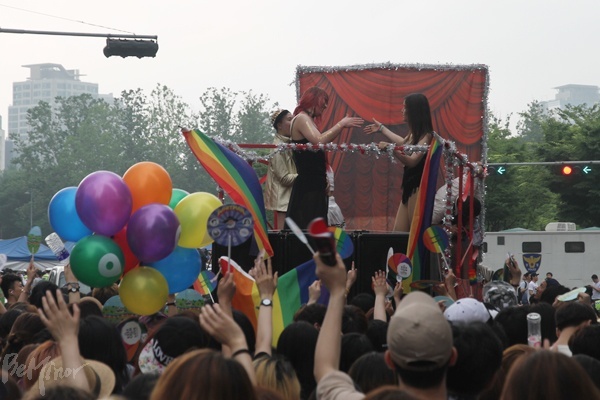 시청에 도착한 '스파이스' 공연 팀이 자축 의미로 악수하는 모습.