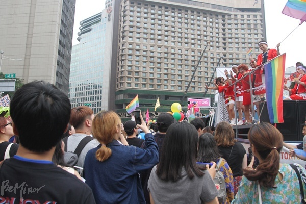 도쿄 레인보우 퍼레이드 팀이 행진하고 돌아온 참가자들에게 손을 흔들고 있다.